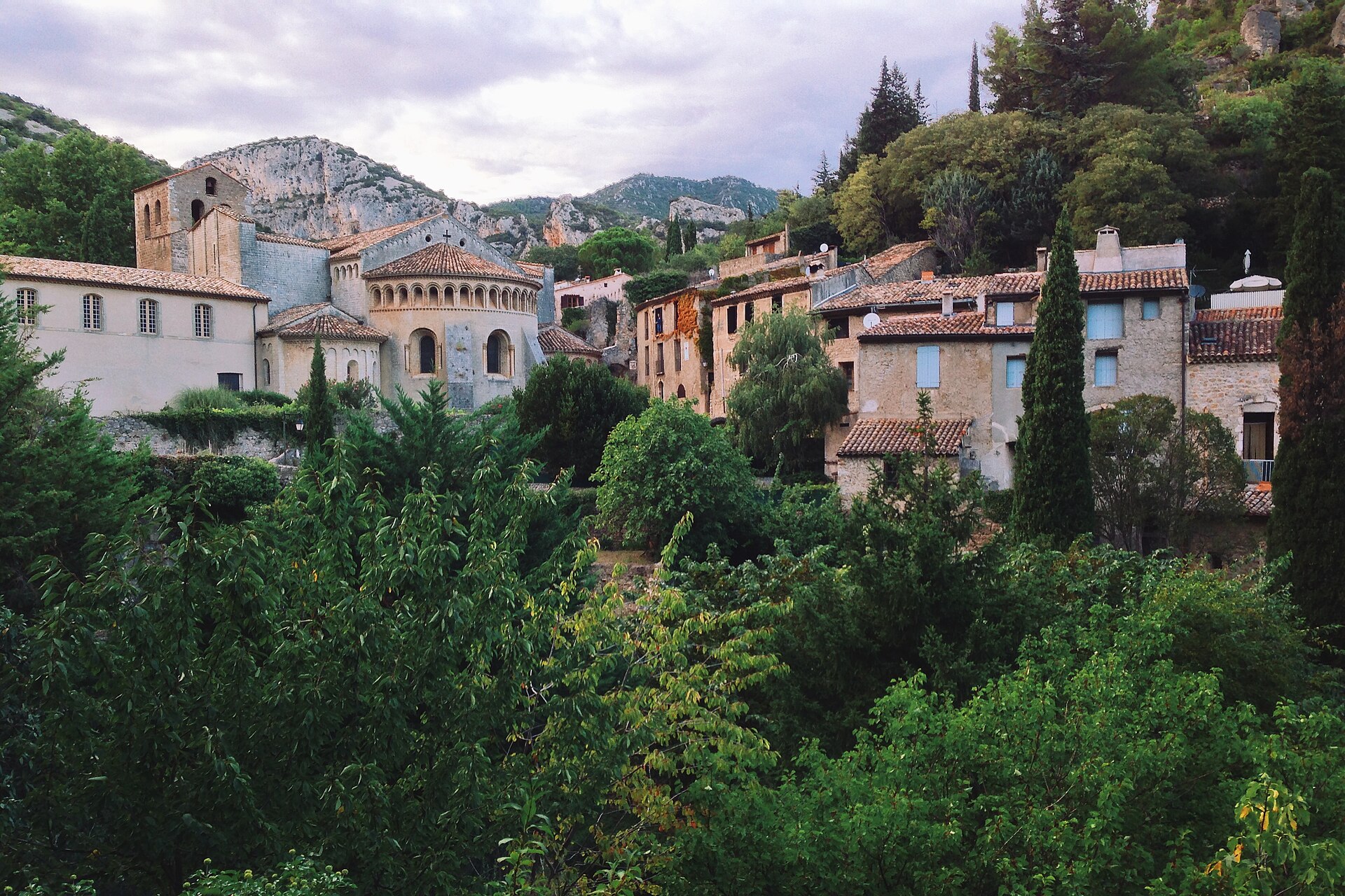 L'abbatiale depuis la place du village