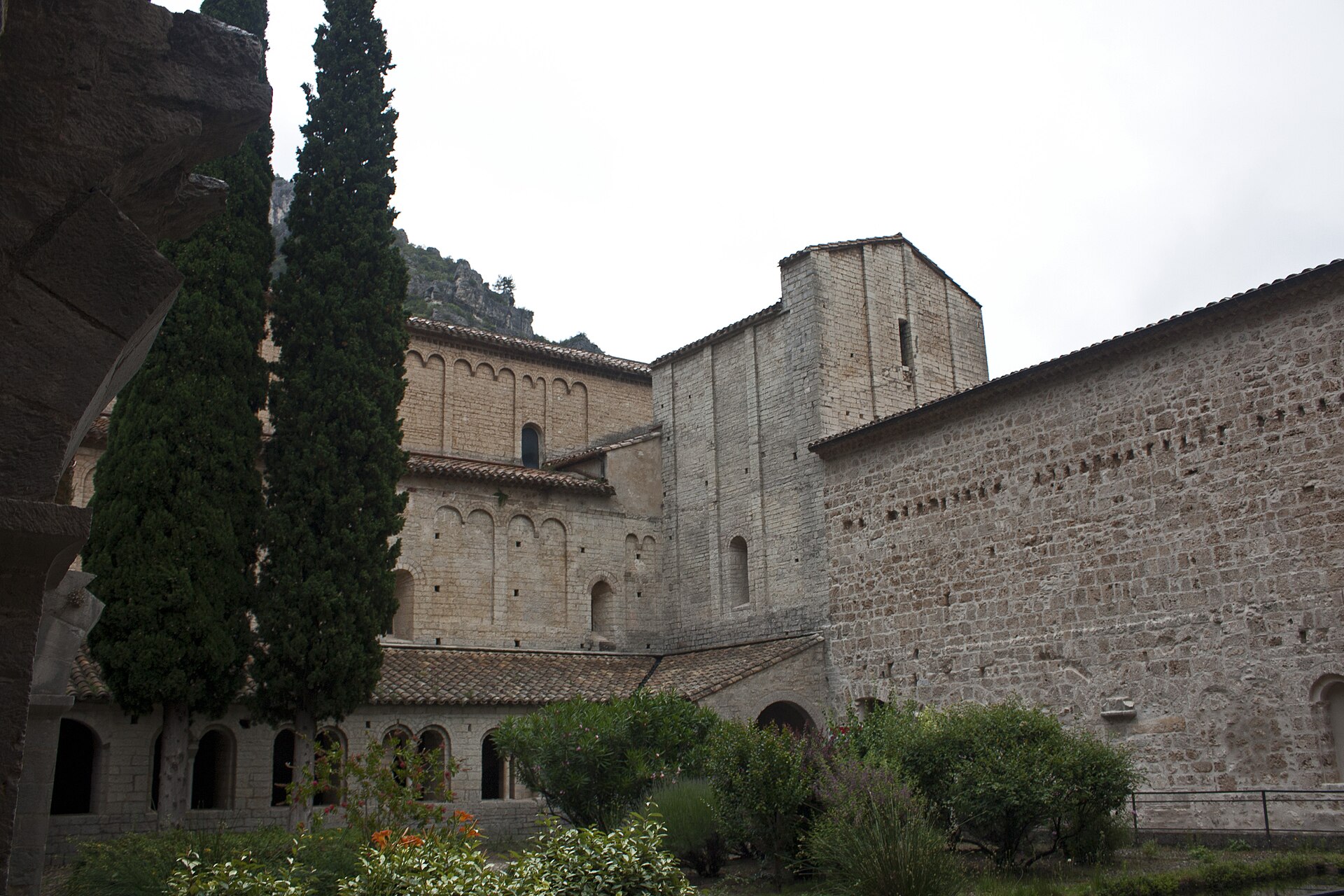 Le cloître de l'abbaye de Gellone