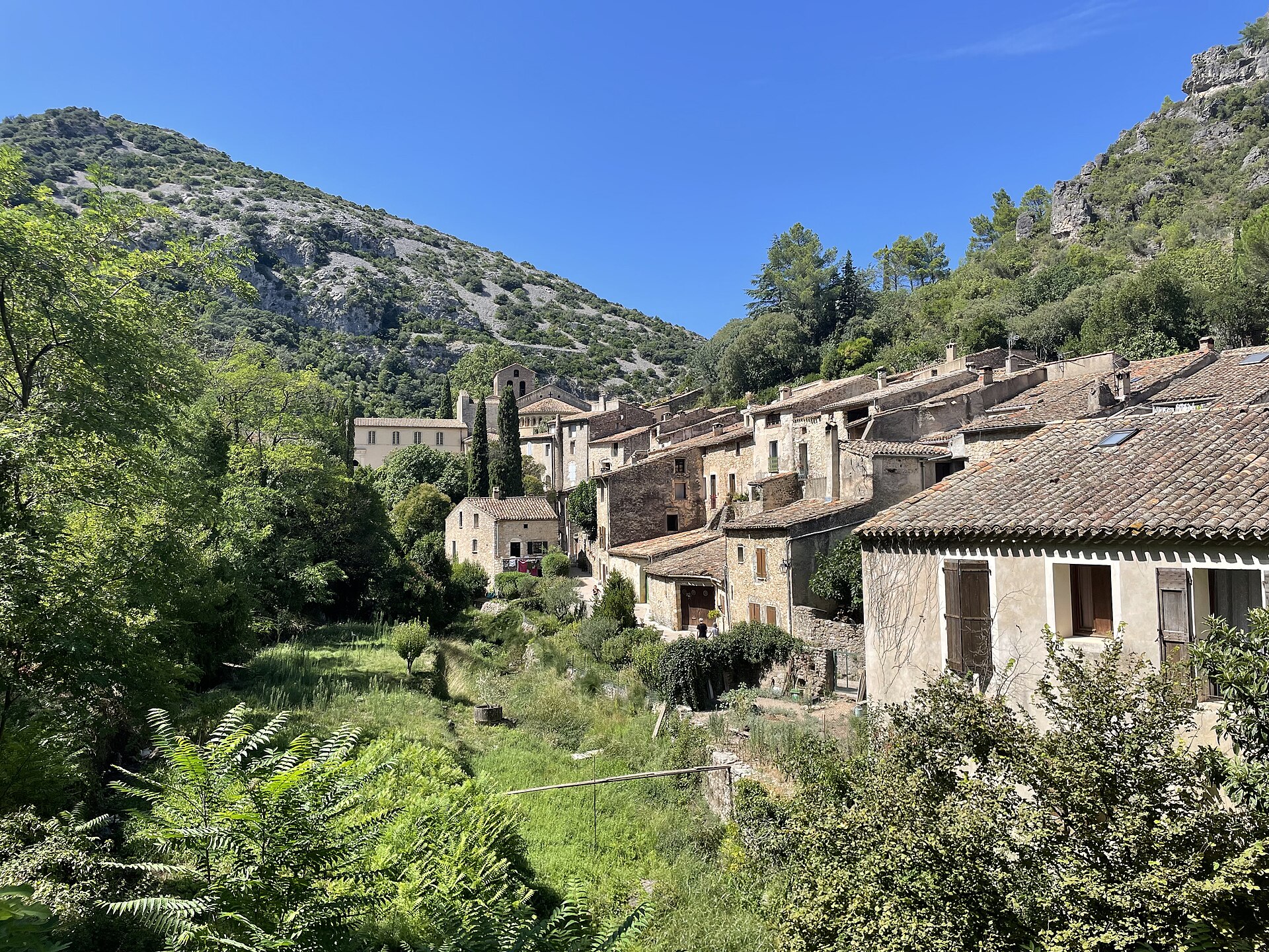 Le chevet de l'abbaye de Gellone sous les falaises du cirque de l'Infernet
