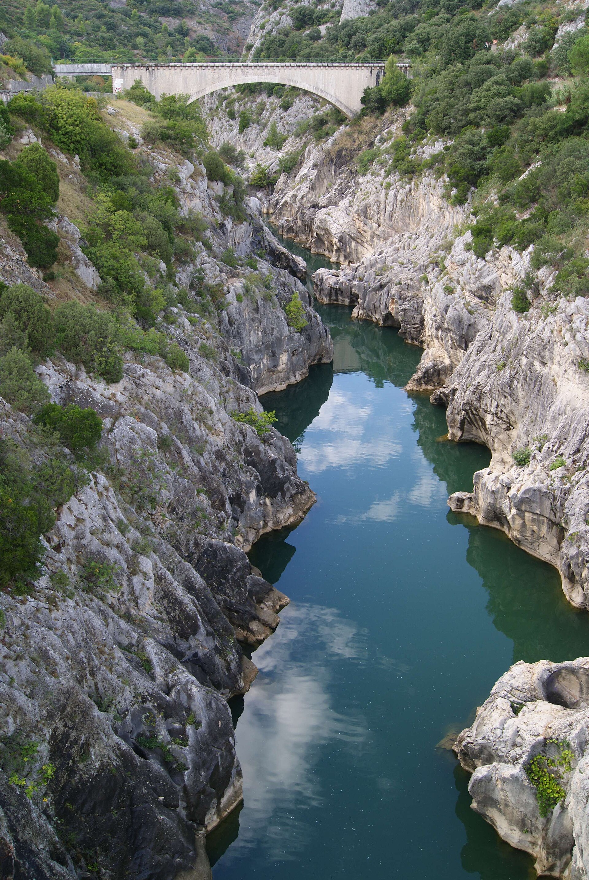 L'Hérault émeraude sous le pont du Diable, à l'entrée des gorges