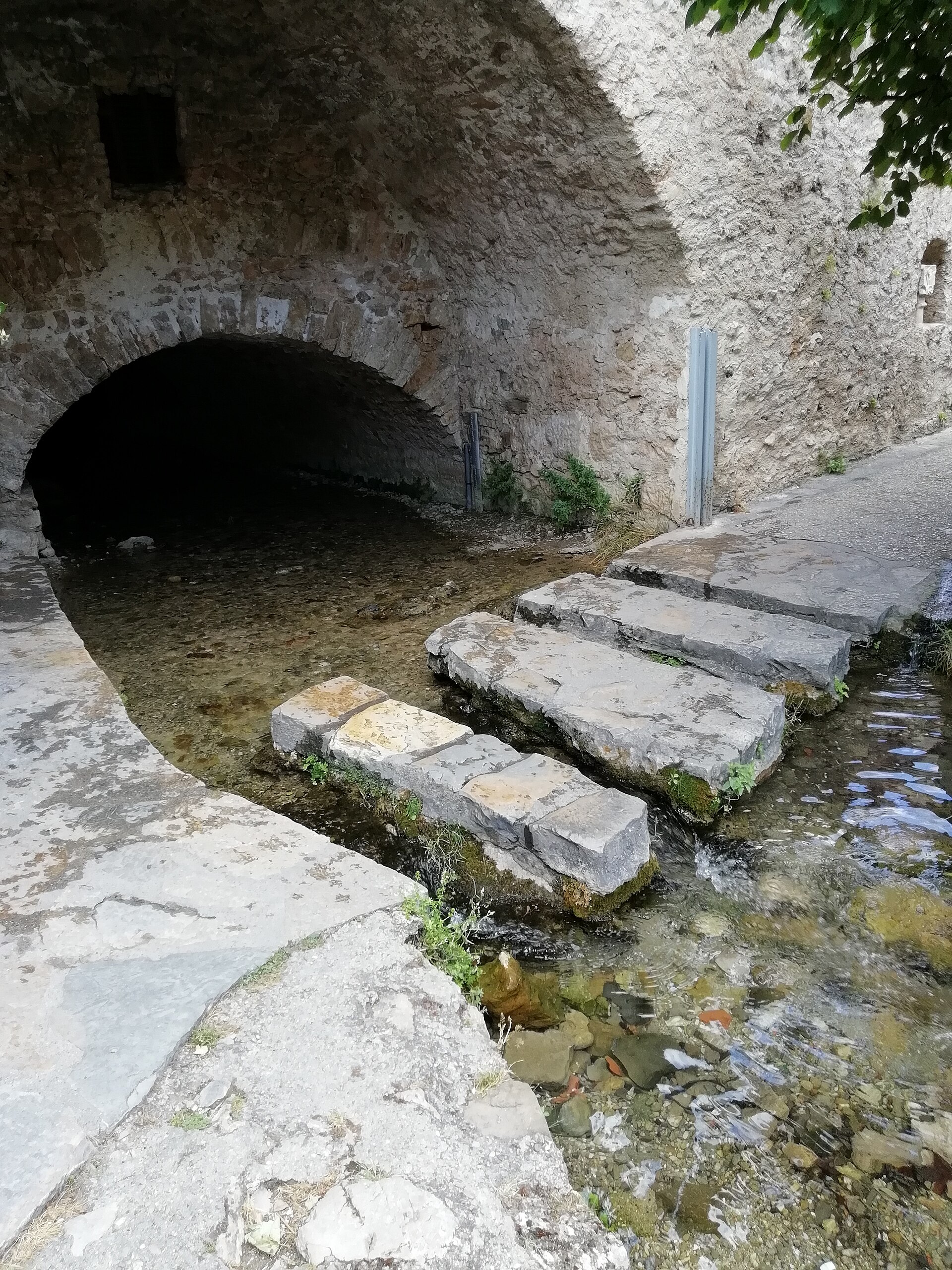 Les toits du village sous les falaises